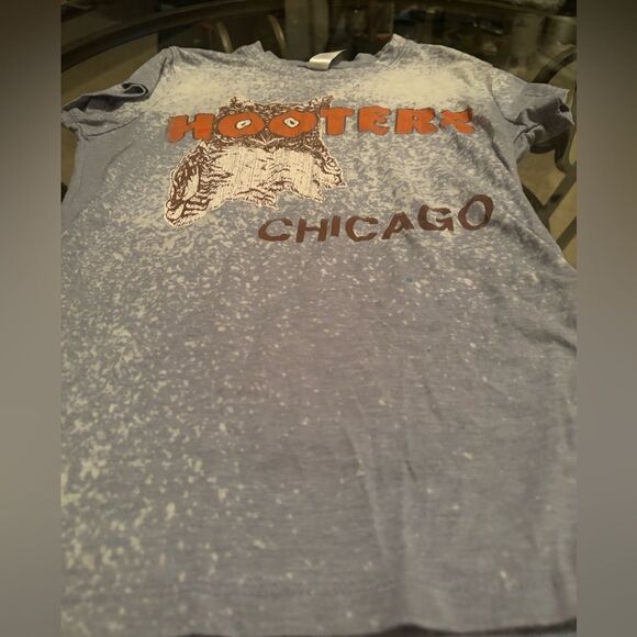 Hooters Chicago T-Shirt - Picture 1 of 3